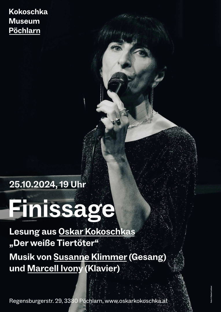 Susanne Klimmer steht vor einem Klavier und singt mit Mikrofon