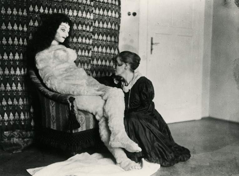 Die Puppenmacherin Hermine Moos vor der Puppe in der elterlichen Wohnung in München, 1919