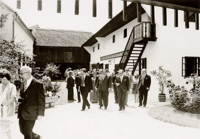 Festgäste bei der Eröffnung der Oskar Kokoschka Dokumentation in Pöchlarn, 1973
